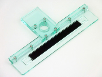 ズレない印矩Ｔ型,軽く押さえるだけで正確に固定でき、緩めると滑らかに位置調整が可能な独自のスリット構造により、安定性と作業効率を両立した印矩「スリット印矩・Ｔ型」,NonSlipInkuTtype